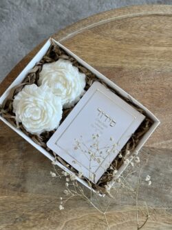 מארז סידור ונרות פרחים