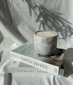 נר גדול בכד חרס אפור בהיר