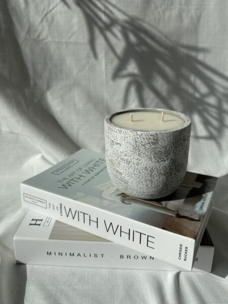 נר גדול בכד חרס אפור בהיר