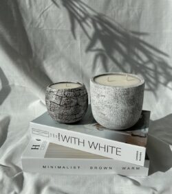 ⁦נר גדול בכד חרס אפור בהיר⁩ – תמונה ⁦2⁩