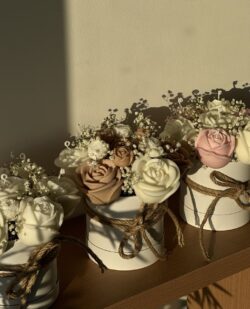 זר פרחים מנרות