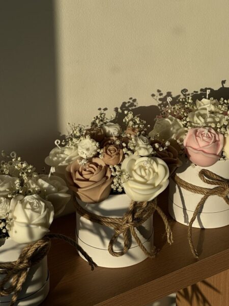 זר פרחים מנרות