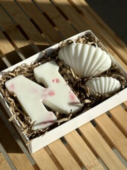 ⁦מארז נר אות אישי וצדפות⁩ – תמונה ⁦2⁩